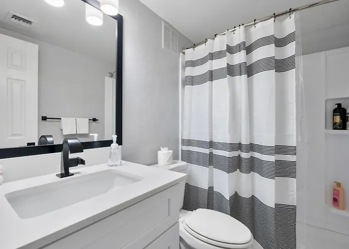 Spacious 2br Getaway With Pool & Free Parking Apartment