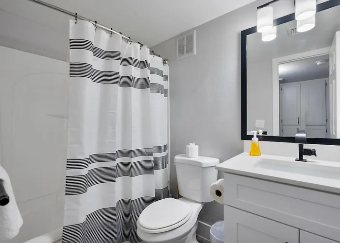 Spacious 2br Getaway With Pool & Free Parking Apartment *